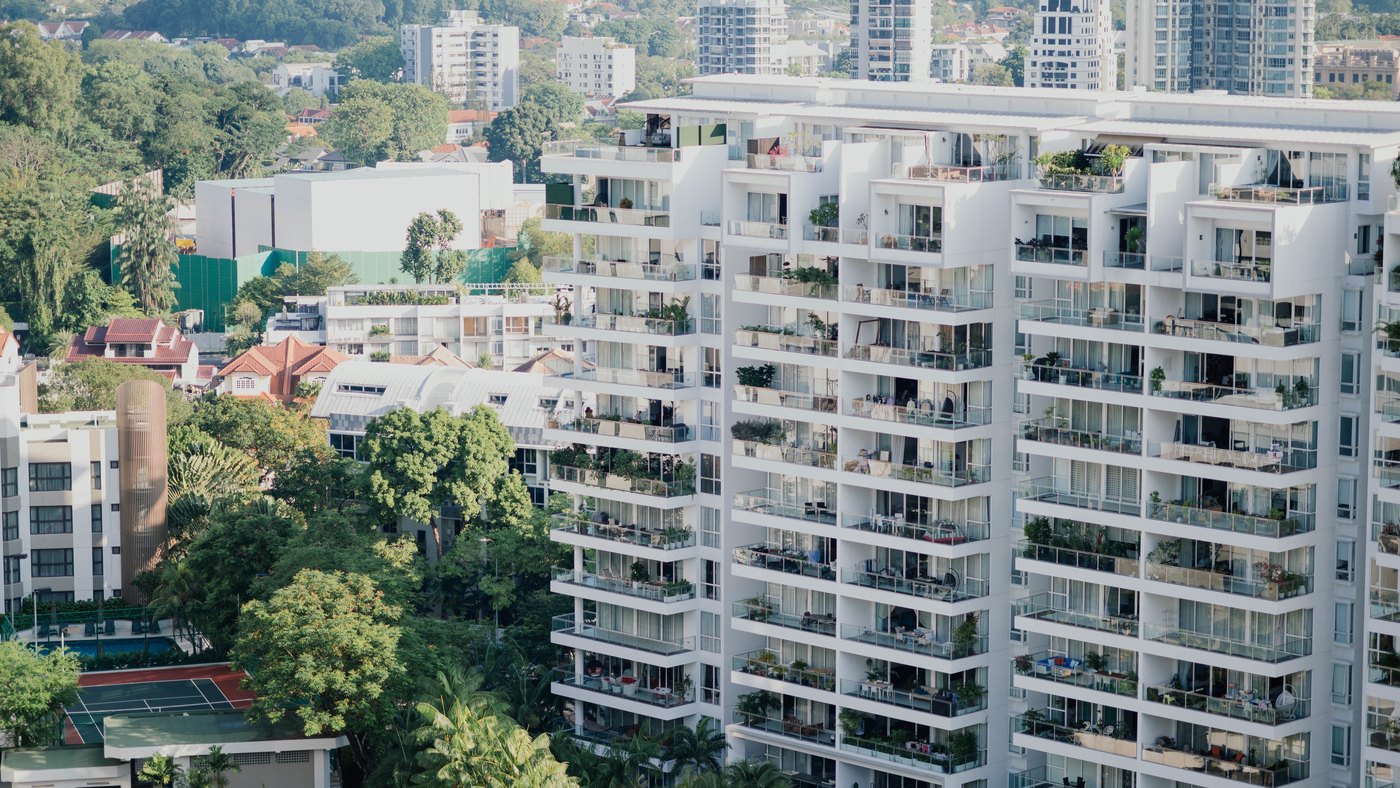 Résidences blanches au milieu de la végétation tropicale (illustration du logement social)
