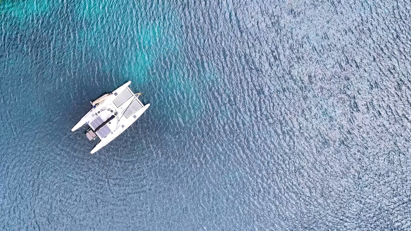 Catamaran vu du ciel sur une mer turquoise (illustration du tourisme maritime)