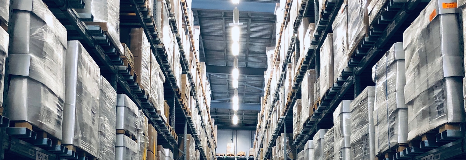 Allée de stockage sur palettiers (illustration générique du secteur distribution)