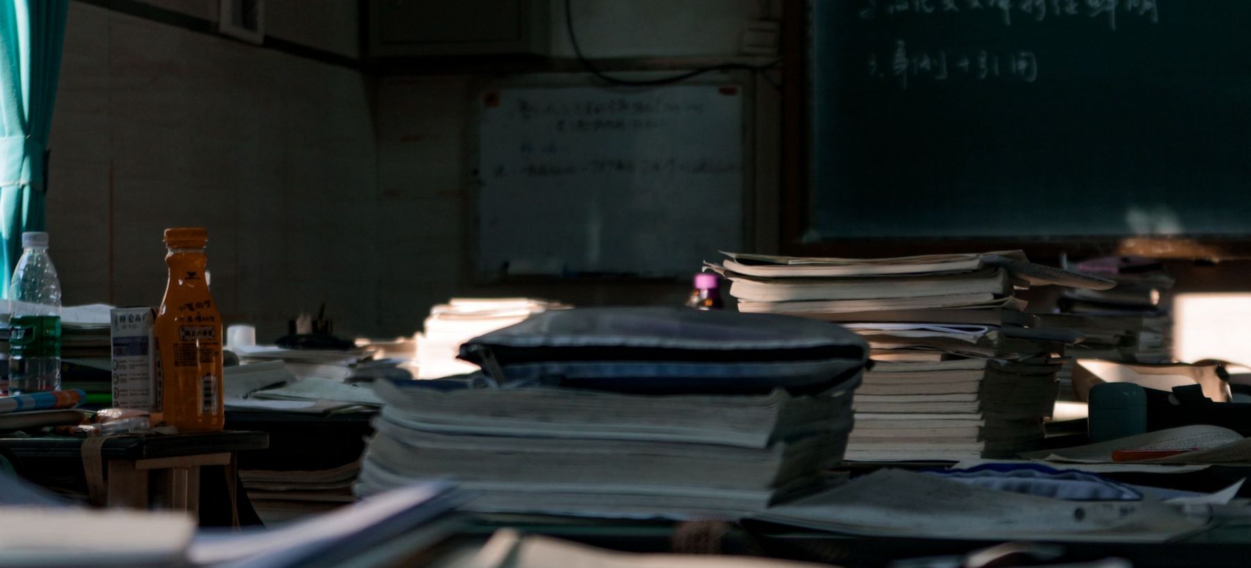Piles de dossiers et documents dispersés dans un bureau